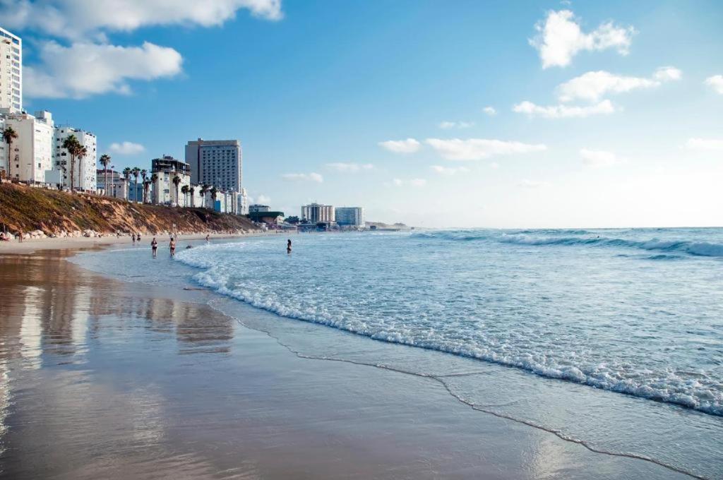 Amazing Suite On The Sea-סוויטה מדהימה על הים Bat Yam Exteriör bild