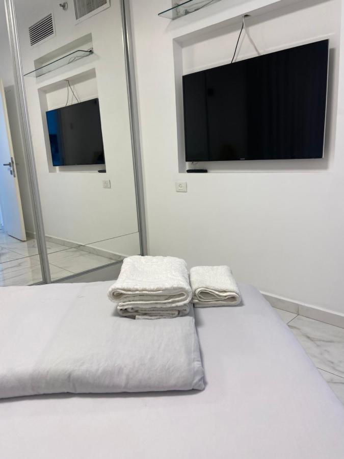 Amazing Suite On The Sea-סוויטה מדהימה על הים Bat Yam Exteriör bild