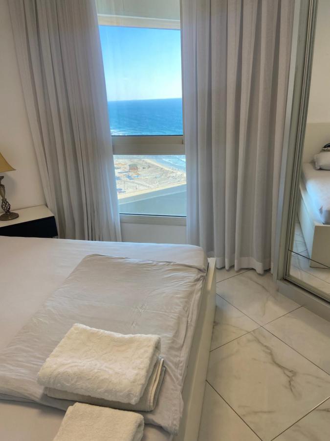 Amazing Suite On The Sea-סוויטה מדהימה על הים Bat Yam Exteriör bild