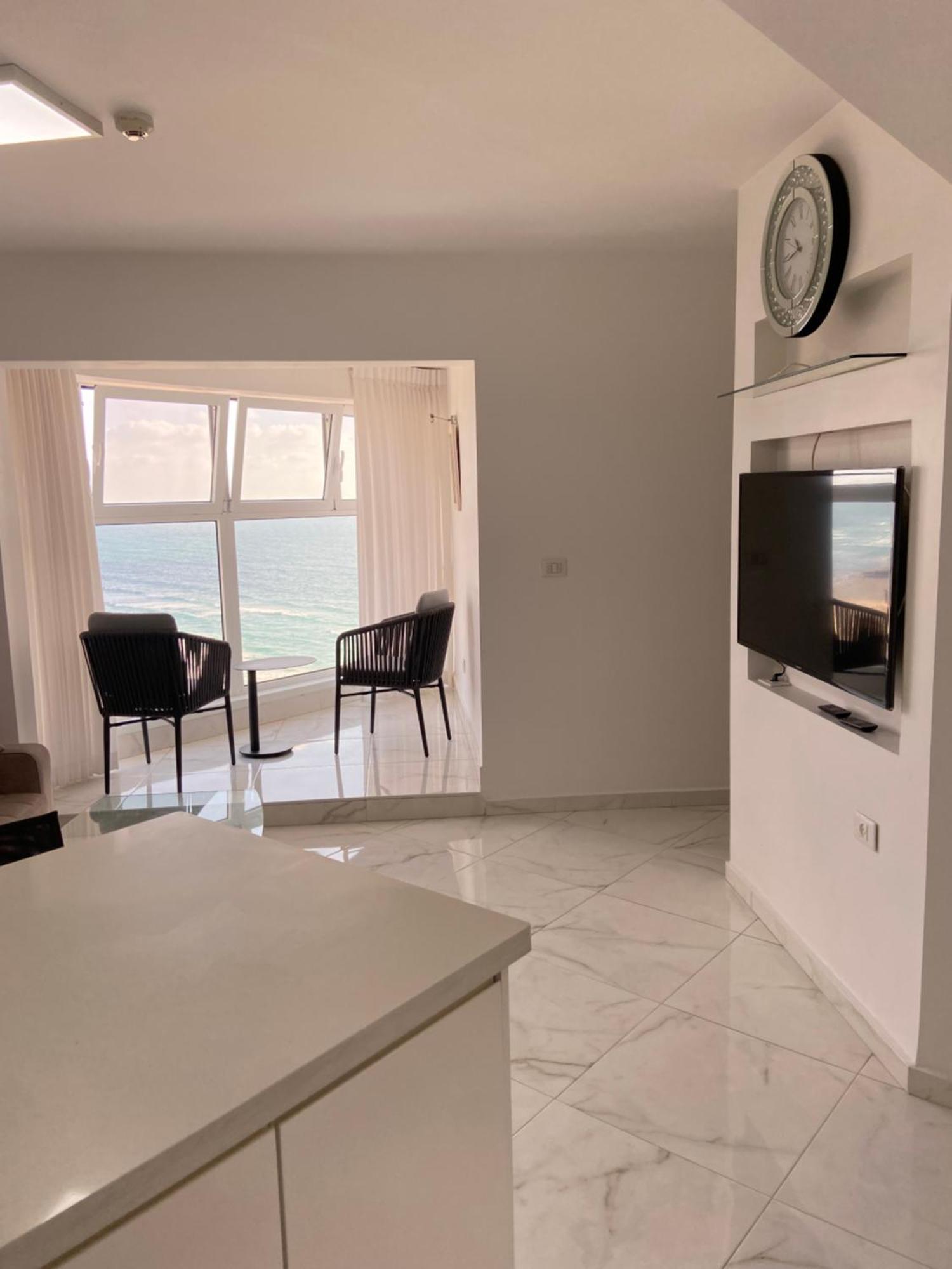 Amazing Suite On The Sea-סוויטה מדהימה על הים Bat Yam Exteriör bild