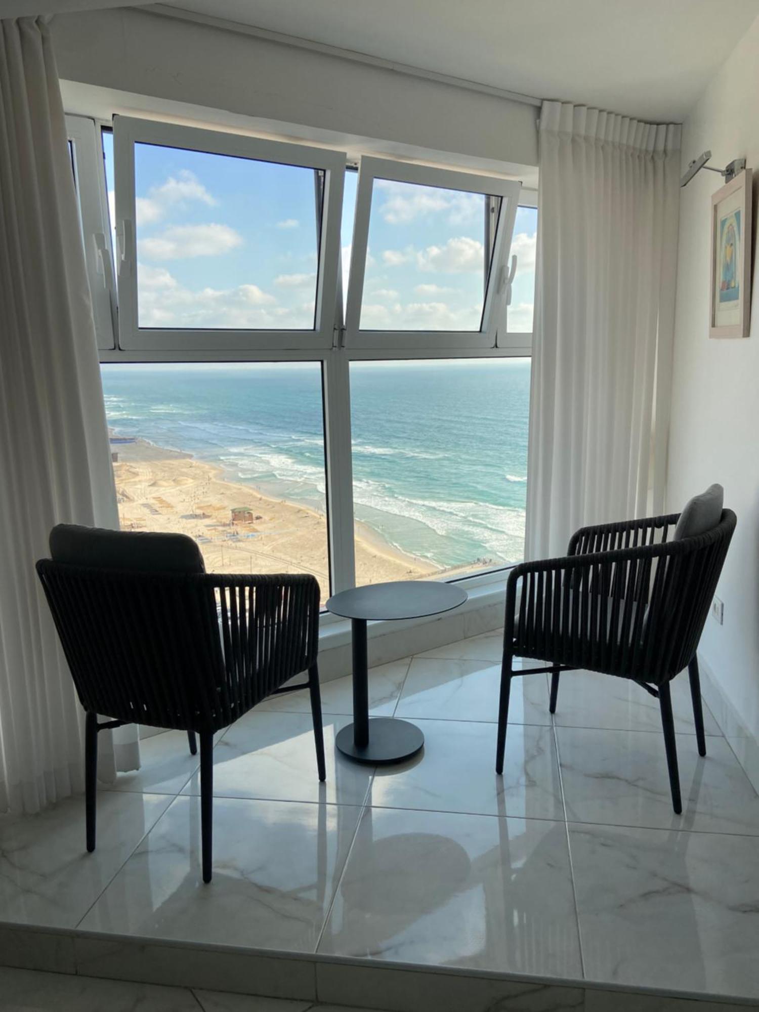 Amazing Suite On The Sea-סוויטה מדהימה על הים Bat Yam Exteriör bild