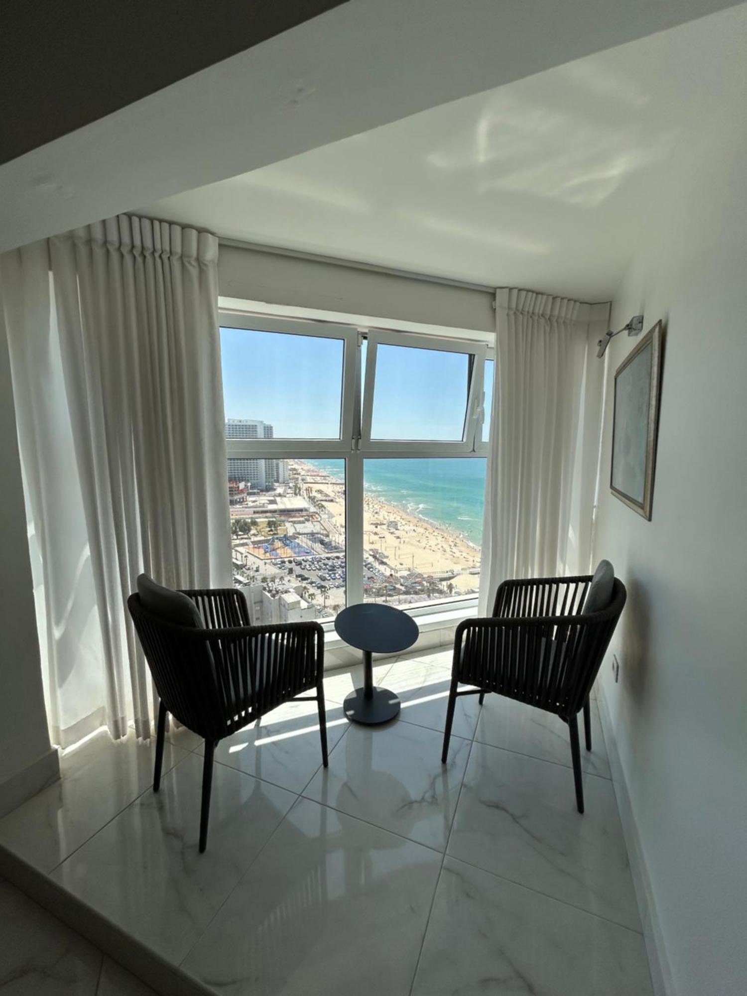 Amazing Suite On The Sea-סוויטה מדהימה על הים Bat Yam Exteriör bild