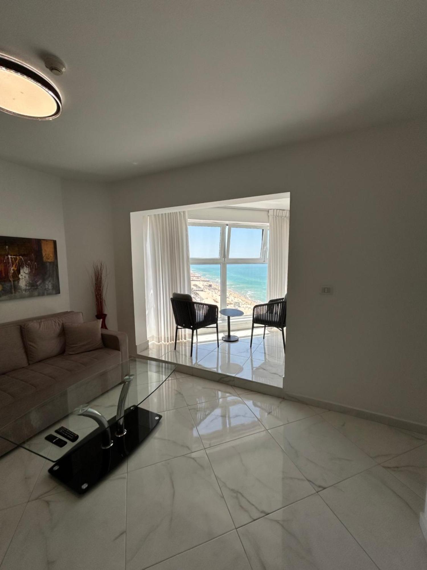 Amazing Suite On The Sea-סוויטה מדהימה על הים Bat Yam Exteriör bild