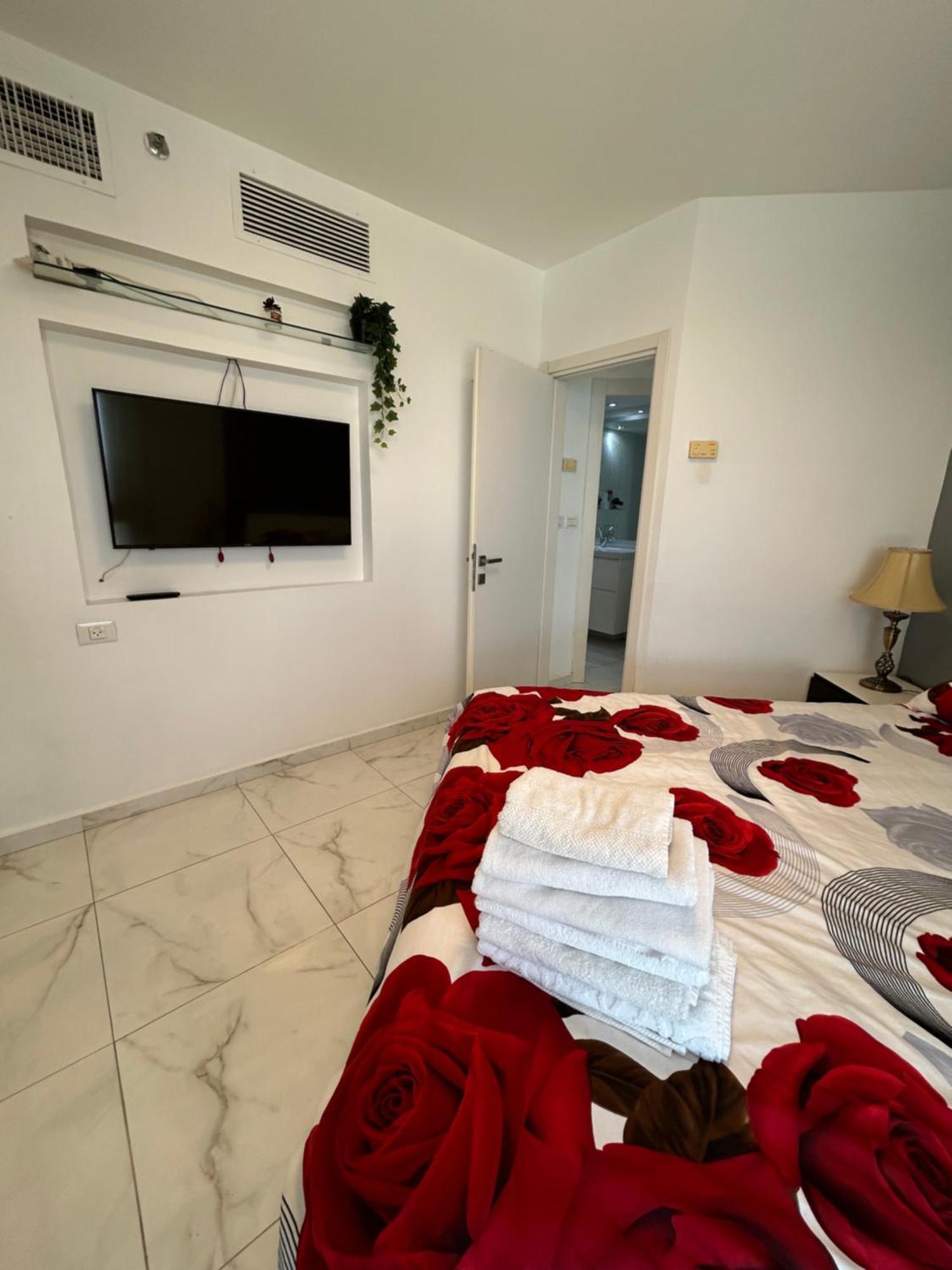 Amazing Suite On The Sea-סוויטה מדהימה על הים Bat Yam Exteriör bild